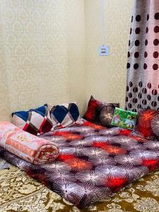 1 cama con almohadas en el dormitorio en POP Misba Homestay, en Bhadarwāh