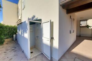 eine offene Tür zu einem Bad in einem Haus in der Unterkunft Appartamento Levante PT - MyHo Casa in Torre Canne