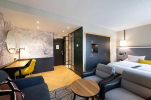 Postel nebo postele na pokoji v ubytování Hôtel Le Roosevelt Lyon