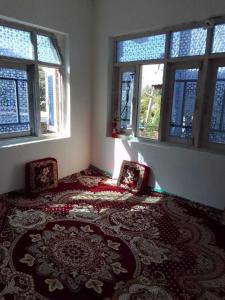 1 dormitorio con 2 camas y 2 ventanas en POP Masrat Homestay 