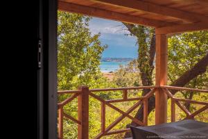 a view of the ocean from the porch of a cabin at Mobilheim Mimi in Nin