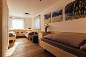 科拉爾博的住宿－Alpenglow Apartments，一间卧室配有两张床和一张书桌