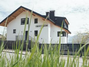 科拉爾博的住宿－Alpenglow Apartments，白色的建筑,有黑色的屋顶