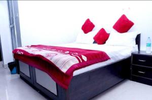 Postel nebo postele na pokoji v ubytování Hotel O Royal Inn Hotel + 17 fotografií