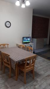 comedor con mesa, sillas y TV en PH Don Salvador en Rosario