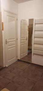 Cette chambre comprend un miroir et un placard avec une porte. dans l'établissement Chambre chez l'Habitant La Rance, à Plouër-sur-Rance