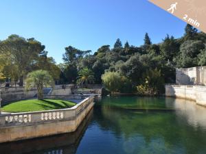 un río en un parque con agua verde y árboles en Le Duplex studio centre de Nîmes avec Clim en Nimes