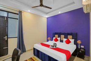 Kālkāji Devi的住宿－Flagship Grand Imperial Near Worlds Of Wonder，一间卧室配有一张床和紫色的墙壁
