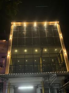 un edificio con luces por la noche en OYO Hotel Red Cross(banquet&restra) en Kānpur