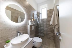 Ett badrum på Apartments & Rooms Kolovare Beach 2