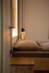 uma lâmpada pendurada numa janela num quarto em Alpenglow Apartments em Collalbo