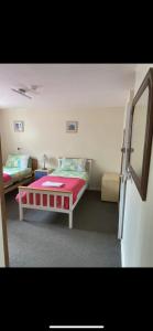 ein kleines Schlafzimmer mit 2 Betten und einem Spiegel in der Unterkunft Haven of Trees - Hafan Y Coed in Abercraf
