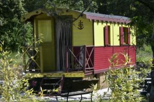 Photo de la galerie de l'établissement Roulotte pour une nuit en amoureux tout équipée.., à Noyelles-sur-Mer 15 autres photos