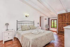 Postel nebo postele na pokoji v ubytování Villa Cati Camp De Lausina + 19 fotografií