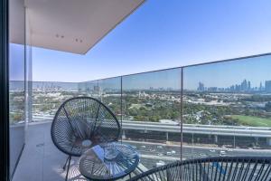 Un balcón o terraza en Upscale Two Bedroom with Balcony & Free Parking near Zabeel Park by Sojo Stay