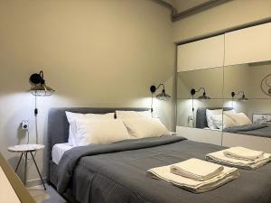 ein Schlafzimmer mit einem großen Bett mit Handtüchern darauf in der Unterkunft Apartment 55 Fix in Athen