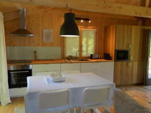 eine Küche mit einem Tisch und Stühlen im Zimmer in der Unterkunft Treehouse Quinta Lamosa in Arcos de Valdevez