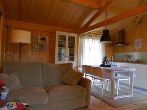 ein Wohnzimmer mit einem Sofa und einem Tisch in der Unterkunft Treehouse Quinta Lamosa in Arcos de Valdevez