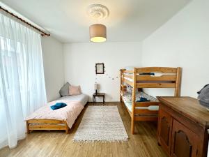 Schlafzimmer mit Etagenbett und Etagenbett in der Unterkunft Charmante maison tout confort – Terrasse – Vue sur le port in Locmiquélic