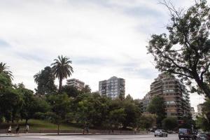 eine Stadt mit hohen Gebäuden und Bäumen und einer Straße in der Unterkunft Excelente piso en el corazón de Palermo -5 PAX- in Buenos Aires