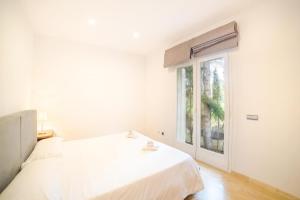 ein weißes Schlafzimmer mit einem Bett und einem Fenster in der Unterkunft Bonaire in Cielo de Bonaire  + 16 Fotos