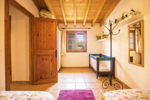 Habitación con cama y techo de madera. en Sa Garriga de Can Barratot, en Selva
