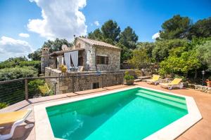 una piscina frente a una casa en Sa Garriga de Can Barratot, en Selva