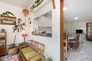 sala de estar con sofá y cocina en Sobreiro22, en Lourosa