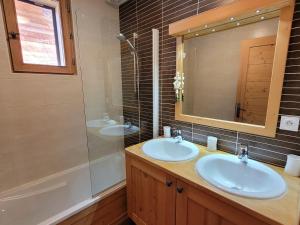 Et badeværelse på Chalet familial 3 étoiles, 6 pers, Les Gets - FR-1-598-24 + 9 billeder