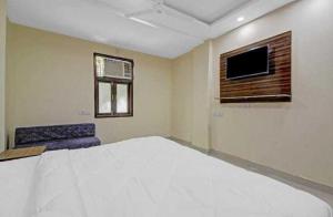 Un pat sau paturi într-o cameră la Flagship Hotel Dg Dwarka Mor Near Dwarka Mor Metro Station