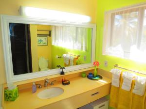 Bilik mandi di Luxury Beachfront Duplex Villa on Sapphire Beach I +40 gambar