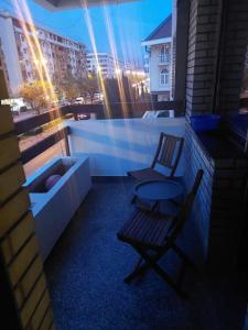 En balkon eller terrasse på Lovely 1-bedroom condo with indoor fireplace