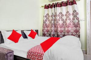 Ένα ή περισσότερα κρεβάτια σε δωμάτιο στο Hotel O Samridhi +45 φωτογραφίες