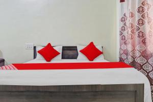 Ένα ή περισσότερα κρεβάτια σε δωμάτιο στο Hotel O Samridhi