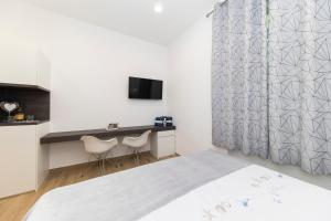TV a/nebo společenská místnost v ubytování Apartments & Rooms Kolovare Beach 2, Zadar