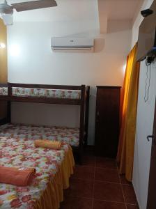 una camera con letto a castello e ventilatore di Apartamentos Victoria ad Asunción
