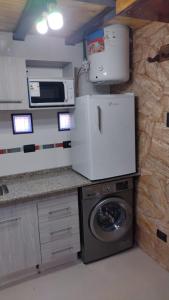 una pequeña cocina con nevera y microondas en ALQUILER POR DIA EN MALARGUE MUY CENTRICO en Malargüe