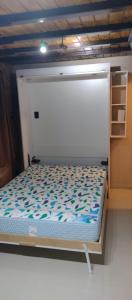 1 dormitorio con 1 cama en una habitación en ALQUILER POR DIA EN MALARGUE MUY CENTRICO en Malargüe