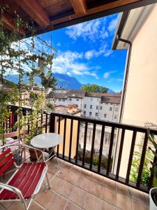 balcón con mesa, sillas y vistas en Casa all'Oca, en Riva del Garda