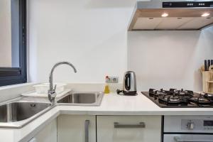 Η κουζίνα ή μικρή κουζίνα στο Apartamento Forum View Studio +10 φωτογραφίες