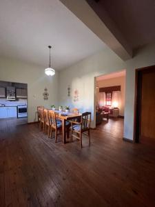 ein Esszimmer und eine Küche mit Tisch und Stühlen in der Unterkunft Hermosa casa en el corazón de Alta Córdoba in Cordoba + 7 Fotos