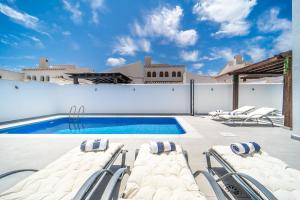 Poolen vid eller i närheten av Three Bedroom Luxury Villa El Valle Golf Resort