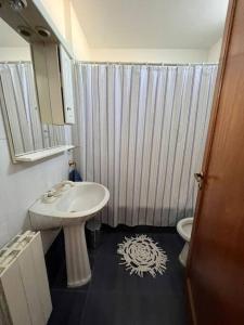 ein Badezimmer mit Waschbecken, Toilette und Dusche in der Unterkunft Hermosa casa en el corazón de Alta Córdoba in Cordoba