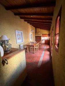 ein Wohnzimmer mit Tisch und ein Esszimmer in der Unterkunft Hermosa casa en el corazón de Alta Córdoba in Cordoba