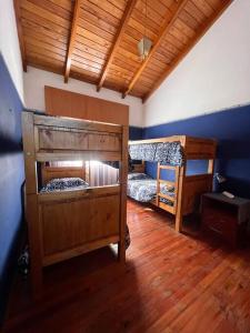 2 literas en una habitación con suelo de madera en Hermosa casa en el corazón de Alta Córdoba en Córdoba