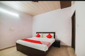 Postel nebo postele na pokoji v ubytování Hotel O KL khari Near Ashoka Park Mein Metro