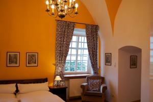 Schlafzimmer mit einem Bett und einem Fenster in der Unterkunft Hotel Schloss Mailberg in Mailberg