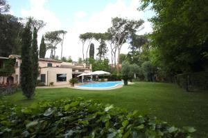 a yard with a swimming pool and a house at Appia Antica 1BR with swimming pool in Rome