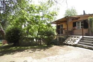 uma casa com escadas e um alpendre com uma cerca em Appia Antica 1BR with swimming pool em Roma