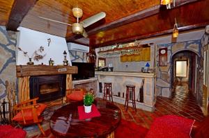 - un salon avec une cheminée et une table dans l'établissement Apartment Jovicevic, à Rijeka Crnojevića